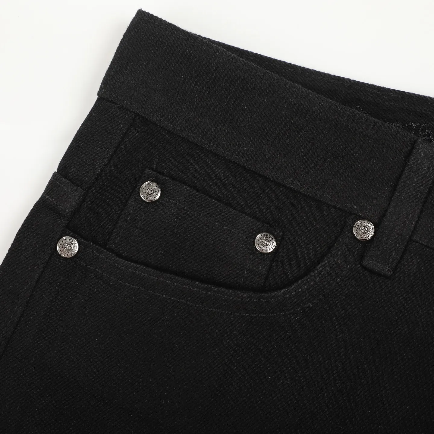 P280 Chrome Hearts ch Chrome Hearts Cherry Blossom Pink Checkerboard Cross Patch Leather Jeans, Original 5W+ It is well known that chromehearts jeans use vintage Levis jeans as the base for creation. They usually add their own unique silver buckles and silver ornaments, plus leather embellishments. This is the reason why the value of these vintage jeans doubles. Because the base is vintage jeans, the jeans themselves have been very soft and comfortable after years of baptism. This can be distinguished from ordinary jeans. Regarding the size, you should also refer to the pants data. Size: 28 30 32 34 (corresponds to S-XL) Size chart: 28 Waist 76 Pants length 104 Hips 102 30 Waist 80 Pants length 105 Hips 106 32 Waist 84 Pants length 106 Hips 110 34 Waist 88 Pants length 107 Hips 114
